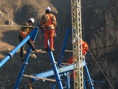 我公司研發的超重型索道支架架設施工現場